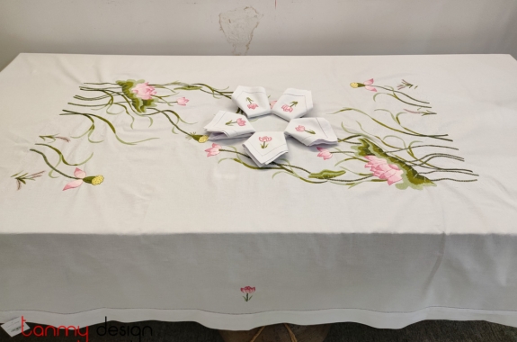 Khăn trải bàn thêu đầm sen hồng 300x180cm - gồm 12 khăn ăn
